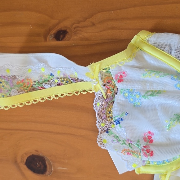 Floral v neck love and lemons blouse - Picture 5 of 7